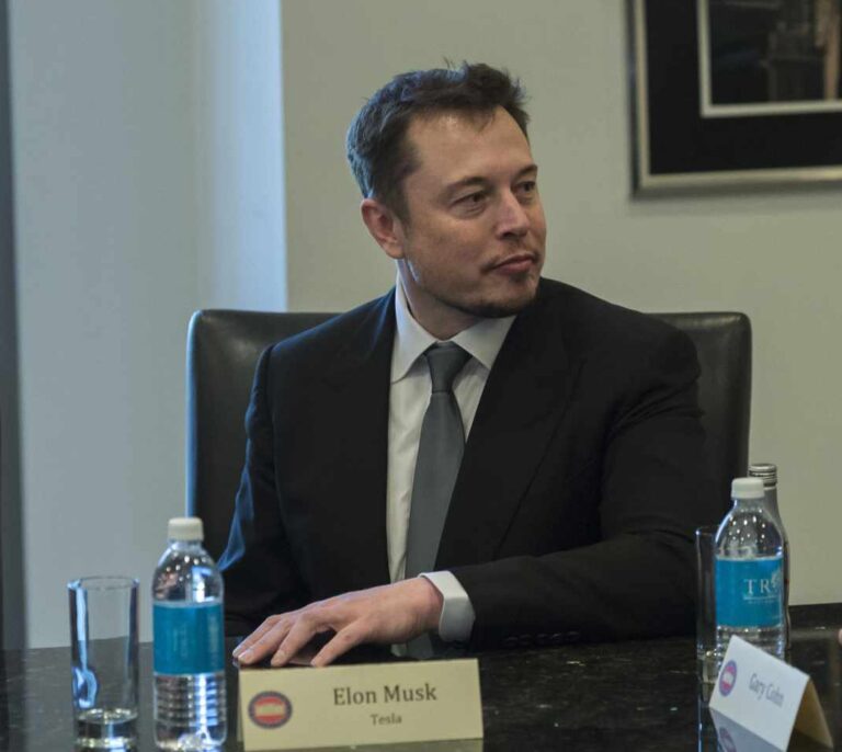 Tesla se dispara más de un 15% en bolsa tras la salida de Elon Musk de la presidencia