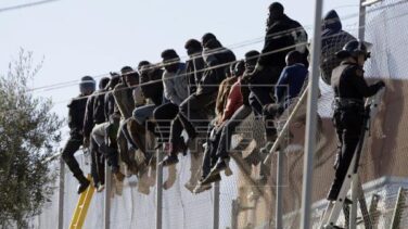 87 migrantes consiguen saltar la valla de Melilla