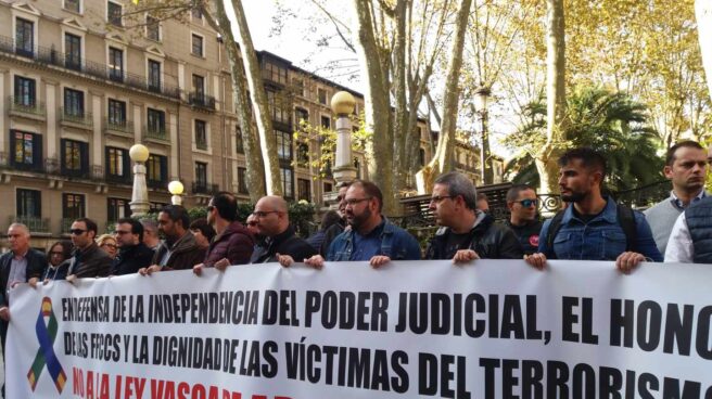 Policías, ertzainas, guardias civiles y víctimas denuncian el "blanqueamiento" de ETA