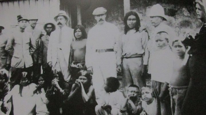 El magnate del caucho Julio César Arana, junto a su plantilla, en una imagen del Archivo de la Municipalidad de Maynas,