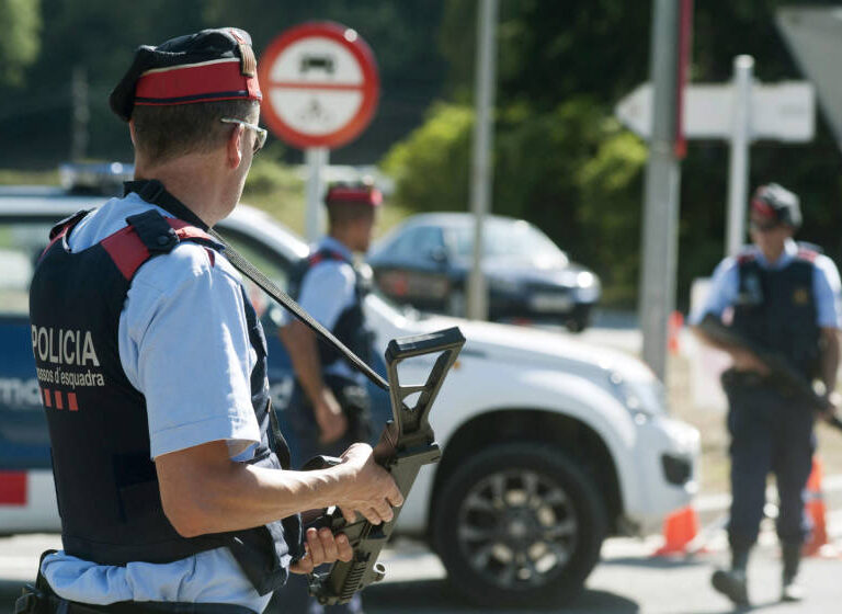 Los Mossos d'Esquadra trabajan en un posible cierre global de Cataluña