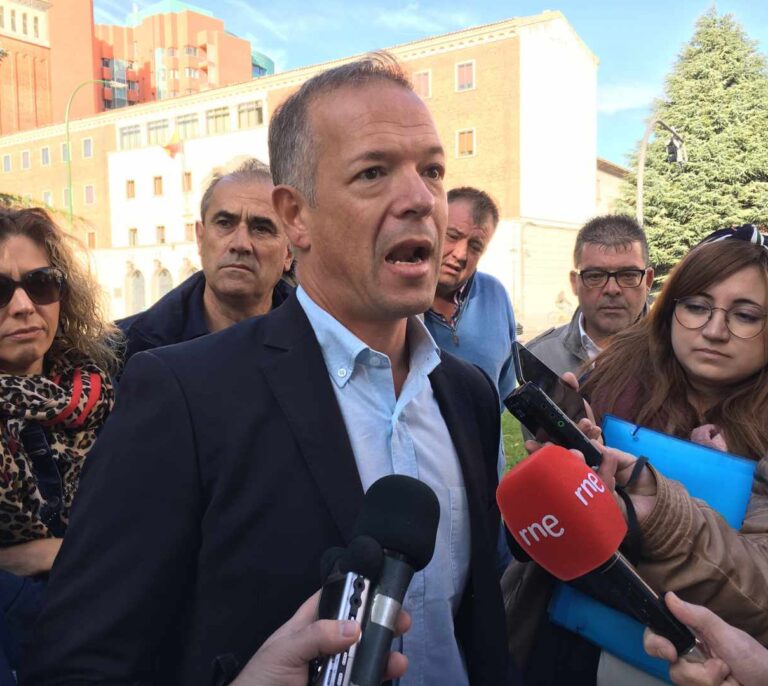 El PSOE recupera a los 'dóberman' para advertir contra la "derecha aznarizada"