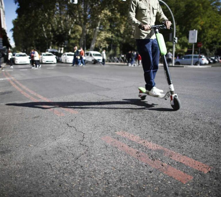 Investigan al conductor de un patinete por conducir en dirección contraria en Barcelona