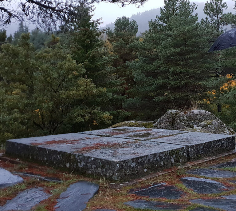 Valle de los Caídos: El 'decretazo' amenaza el descanso eterno de 24 monjes