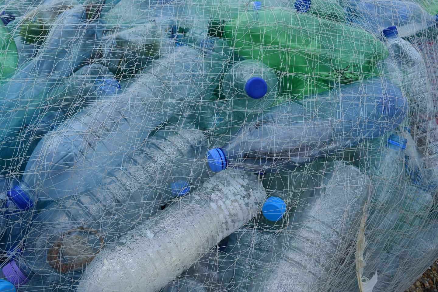 Las botellas de plástico PET acaban en el mar y se desintegran en forma de 'microplásticos'