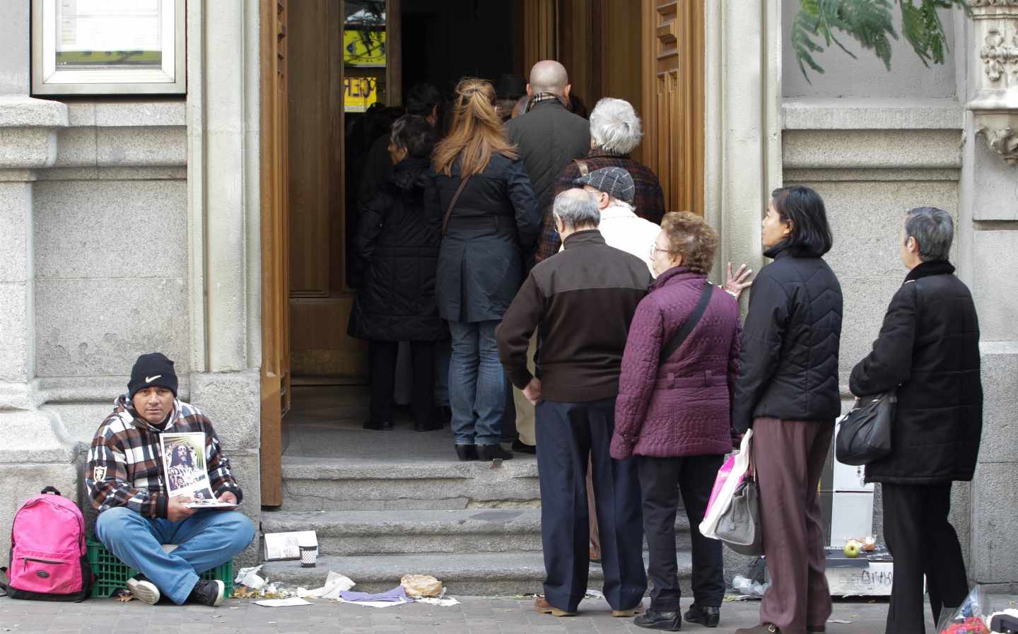 Un pobre pidiendo dinero en las calles de Madrid.