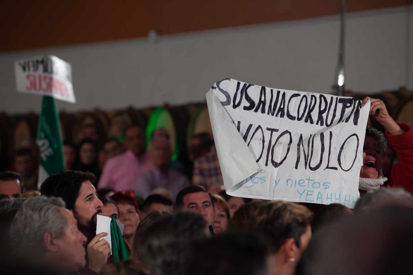 Desalojan del mitin de Sánchez y Díaz a una mujer con una pancarta de "Susana corrupta"