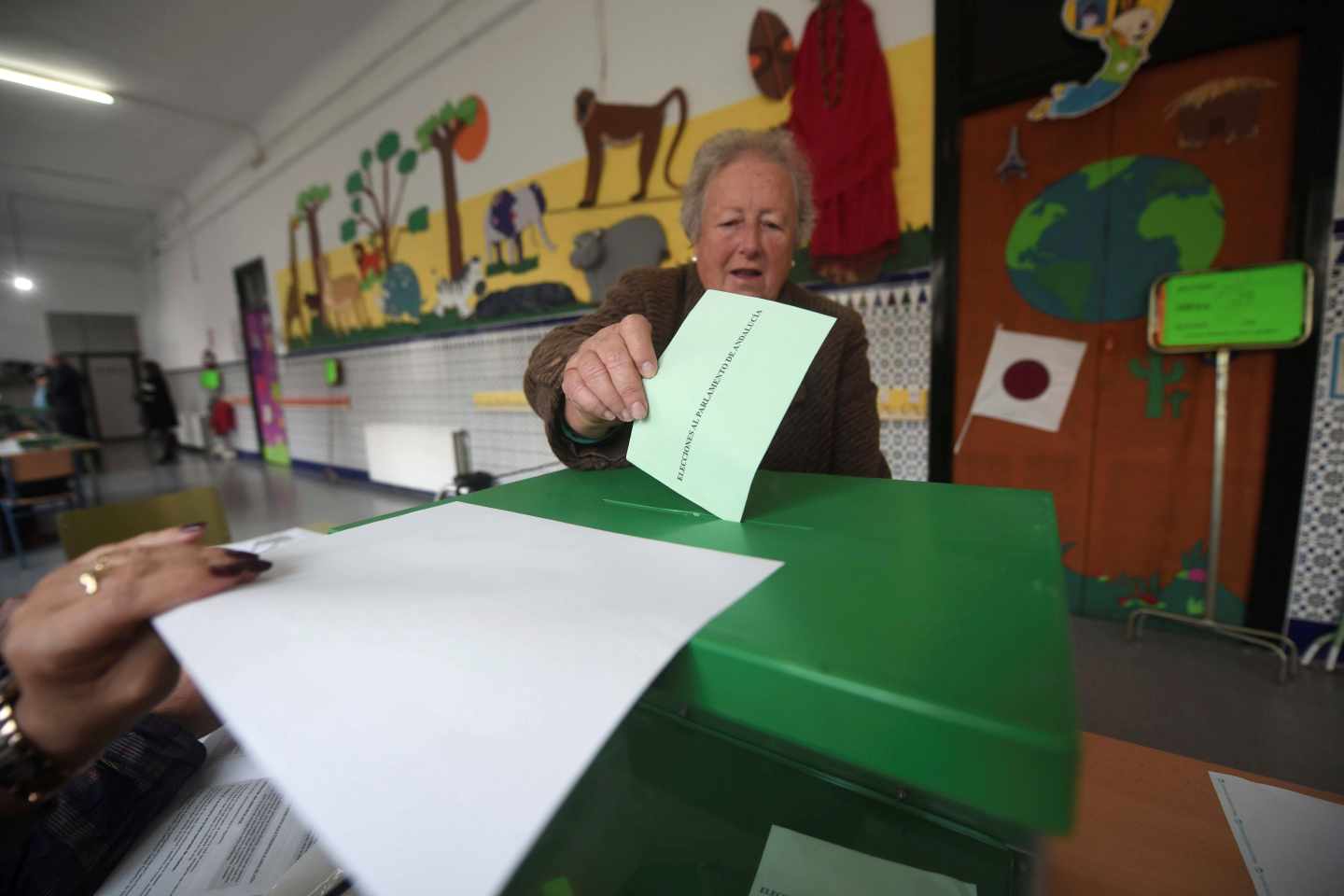 Una mujer deposita su voto en el colegio Colón en Córdoba..