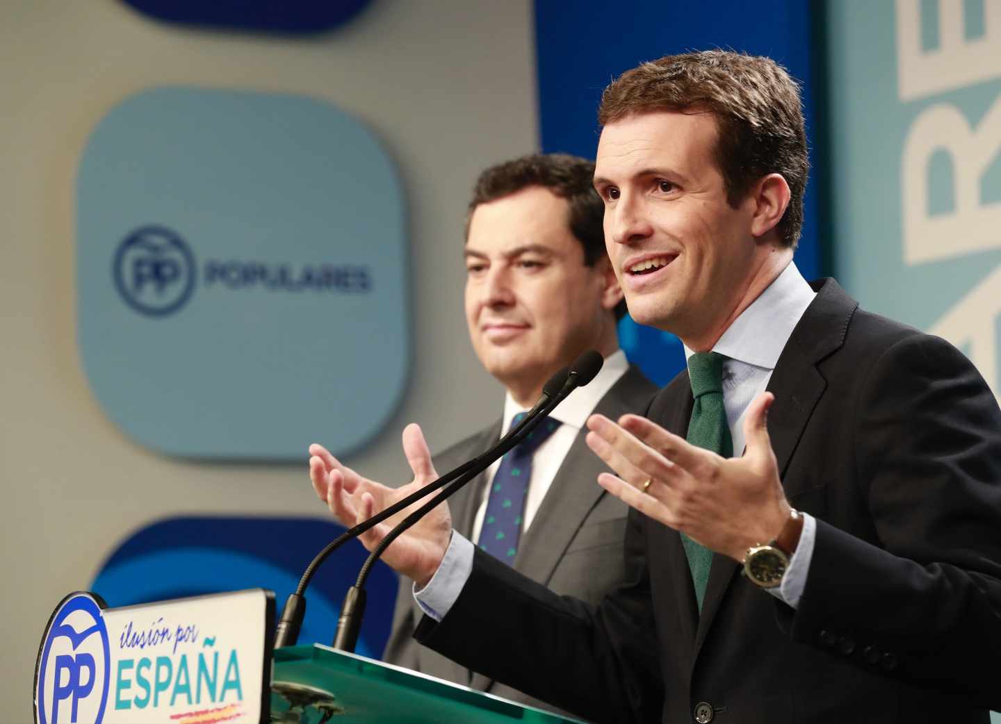 El presidente del PP, Pablo Casado, junto al candidato del PP a la Junta, Juanma Moreno.