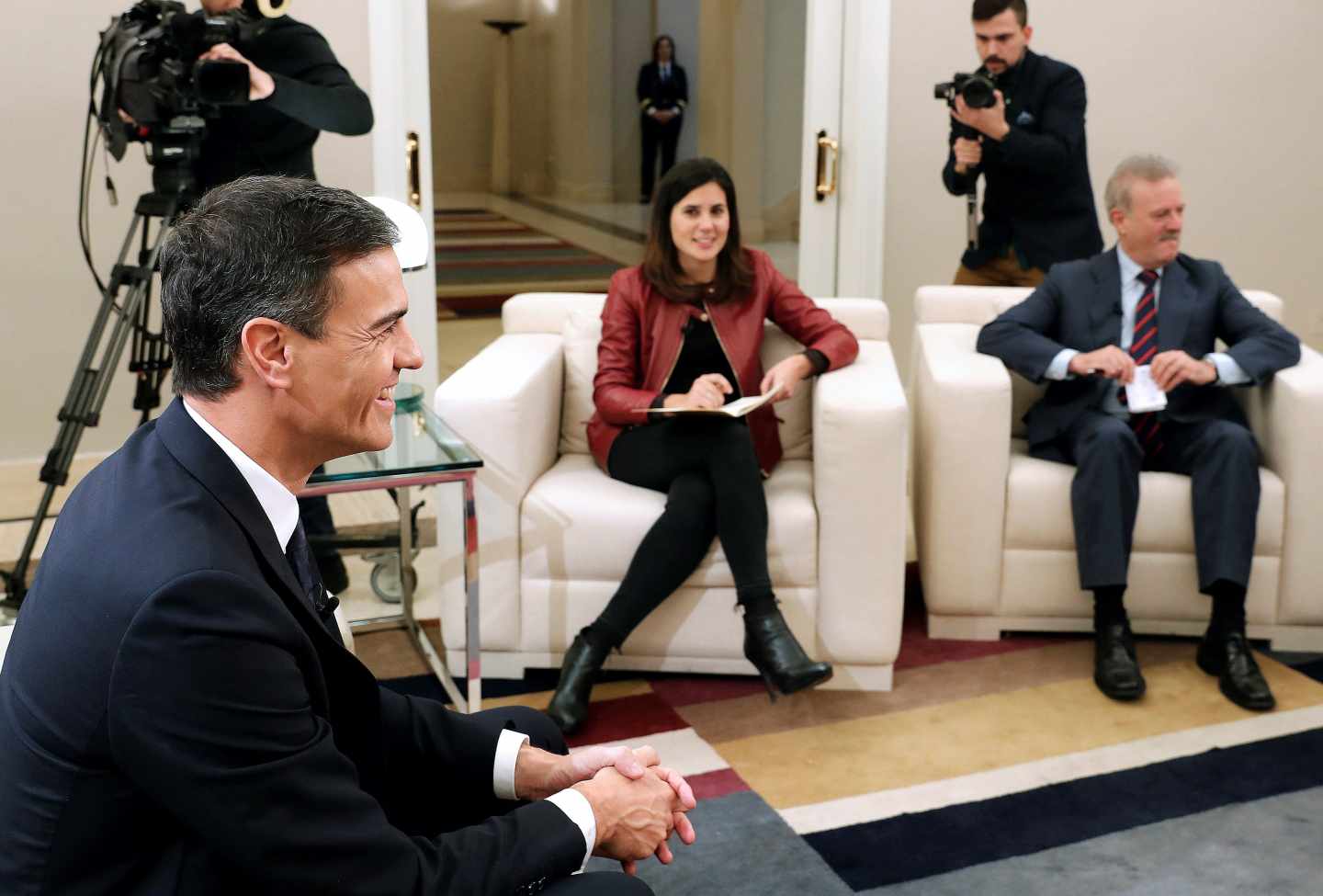 El presidente del Gobierno, Pedro Sánchez (d), durante la entrevista con varias televisiones, entre ellas EFETV, con motivo del 40 aniversario de la Constitución.