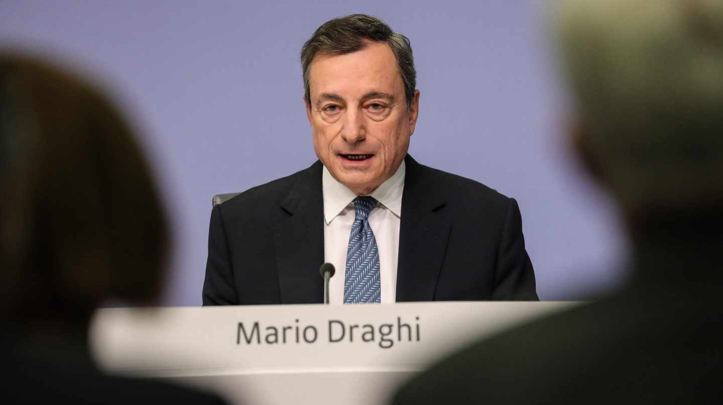 Draghi ve mayores riesgos para la Eurozona y recorta la previsión de crecimiento.