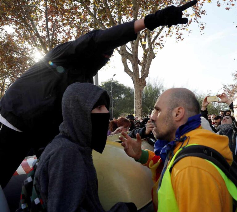 Cerca de 30 mossos heridos en los incidentes protagonizados por los CDR