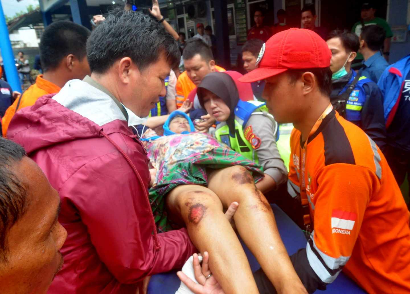 Un herido en Anyer por el tsunami de Indonesia.