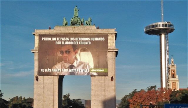 "Pedro, no te pases los derechos humanos por el arco de triunfo": la pancarta de Greenpeace