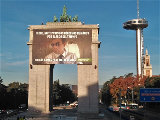 Pancarta de Greenpeace en el Arco de Triunfo de Madrid.