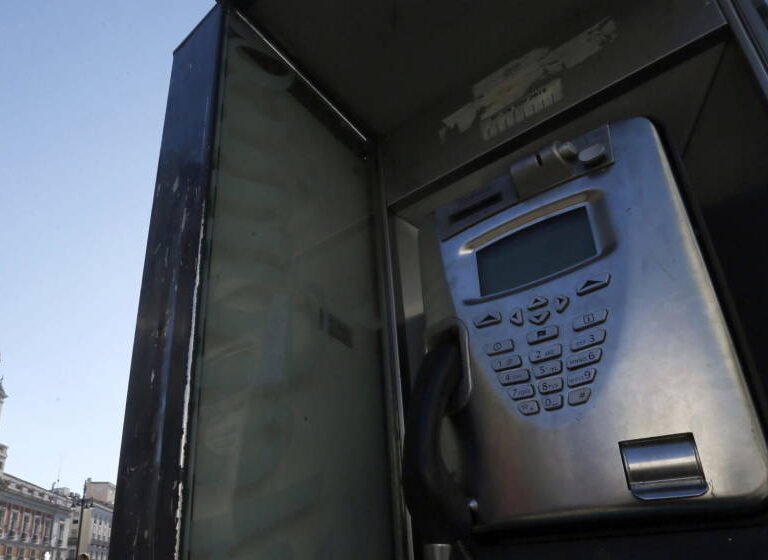 El Gobierno prolonga por sorpresa la vida de las cabinas telefónicas