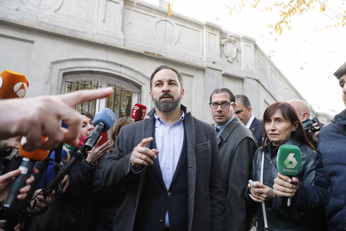 Abascal frena la euforia de PP y Ciudadanos tras su acuerdo en Andalucía