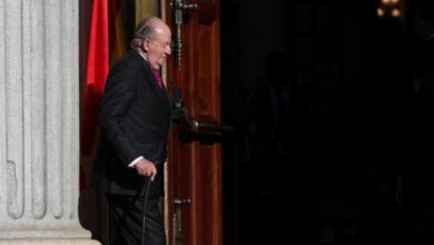 La marcha de don Juan Carlos: un error histórico que no ayuda a la Corona