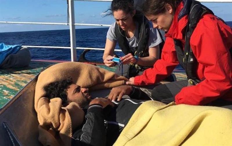 El barco de rescate "Open Arms" prestando ayuda médica a los rescatados por el pesquero "Madre Loreto"