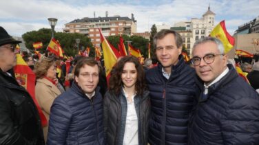 Dirigentes del PP de Madrid acuden a la concentración en defensa de la unidad de España de Denaes, apoyada por VOX