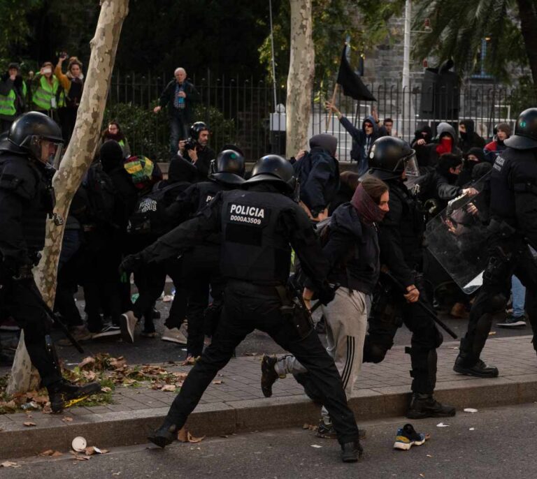 Denuncian que un manifestante del 21-D ha perdido un testículo por un proyectil de los Mossos