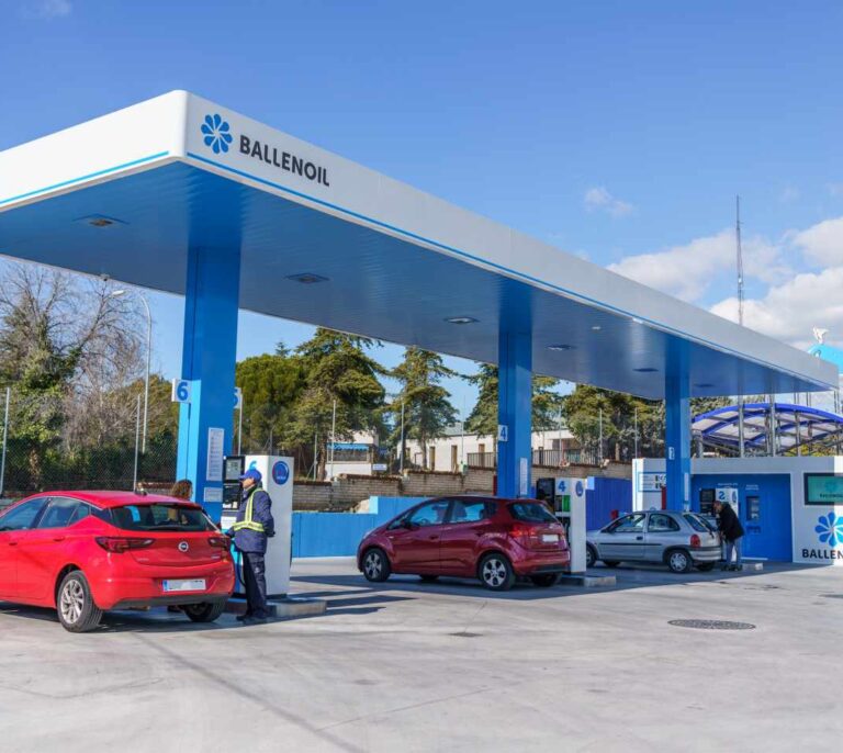 Las ‘low cost’ aprovechan los mínimos anuales y ponen 30 céntimos más barata la gasolina que Repsol y Cepsa