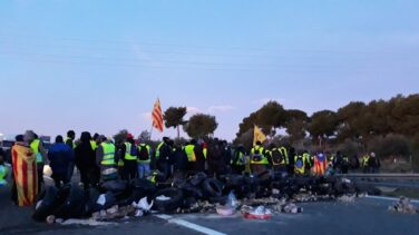 Tensión entre camioneros y CDR por el bloqueo de la AP-7 a su paso por L'Ampolla