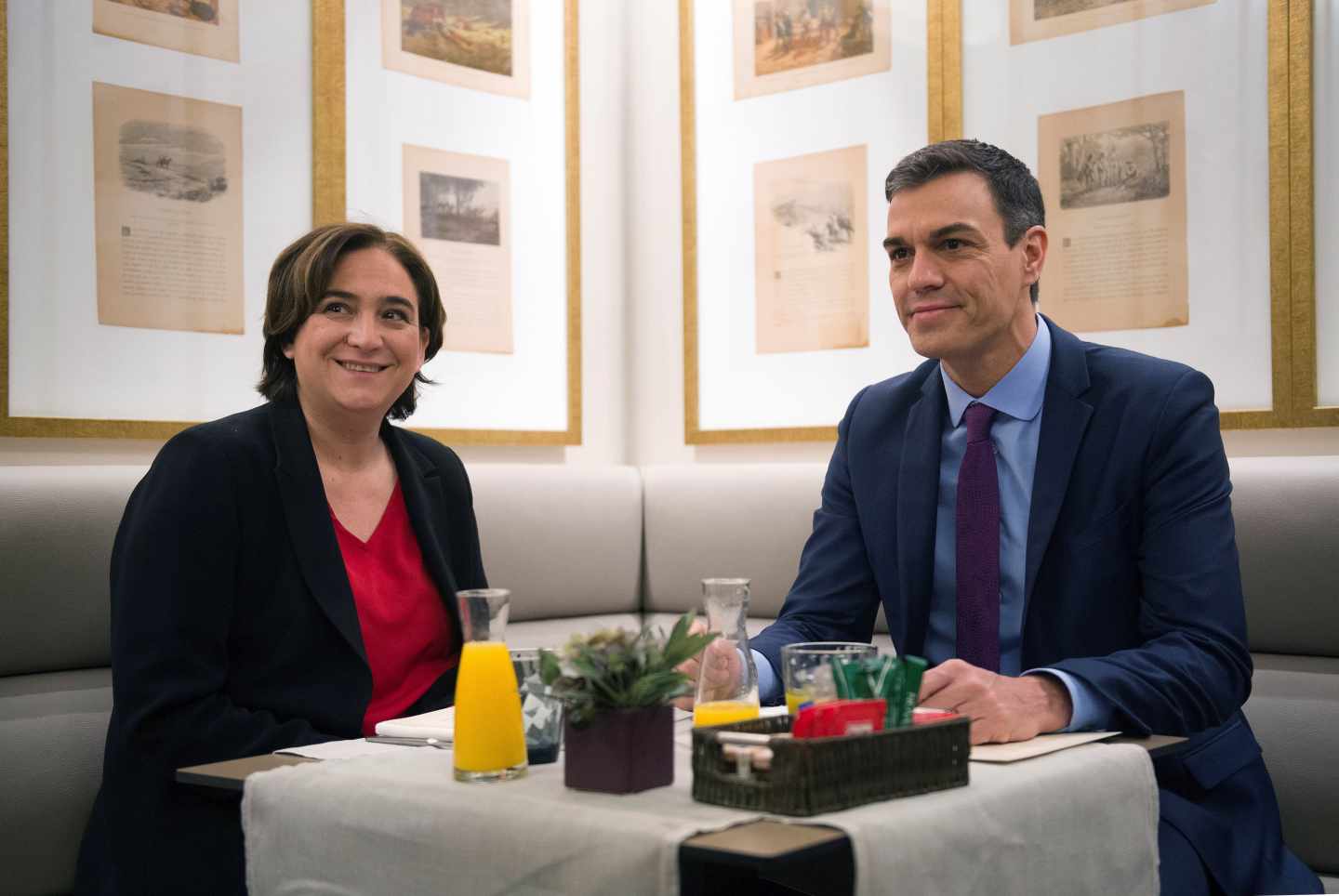 La alcaldesa de Barcelona, Ada Colau, y el presidente del Gobierno, Pedro Sánchez, reunidos antes del Consejo de Ministros en la Ciudad Condal.