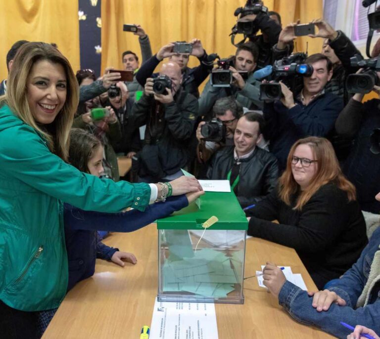 Dos apoderados de Vox increpan a Susana Díaz momentos antes de la votación