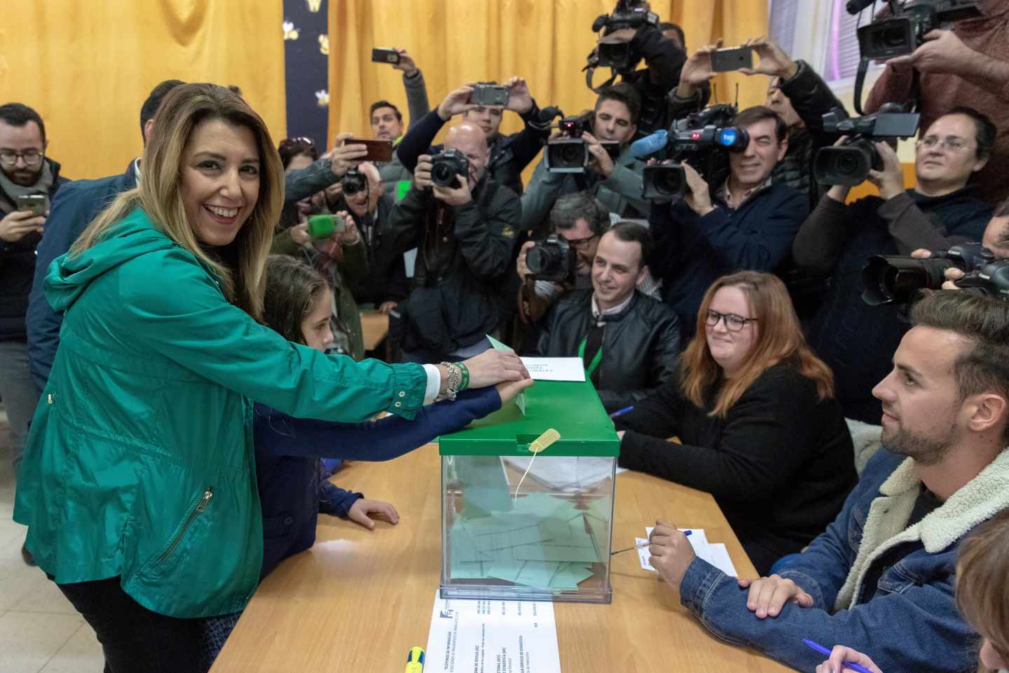 Susana Díaz, en el momento de depositar su voto.