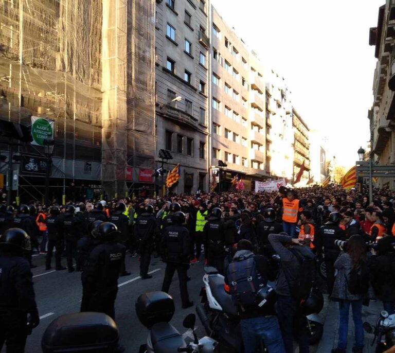 12 detenidos y 77 heridos, entre ellos 35 mossos, en las protestas de los CDR