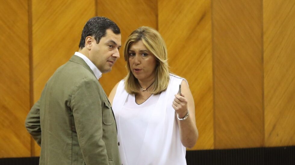 Susana Díaz habla con Moreno Bonilla en el salón de plenos del Parlamento andaluz.