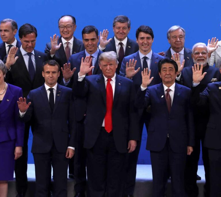 El príncipe heredero saudí queda apartado en la foto de familia en la cumbre del G20
