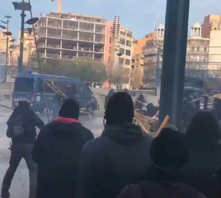 Heridos 12 mossos y 2 activistas en la manifestación por la Constitución en Girona