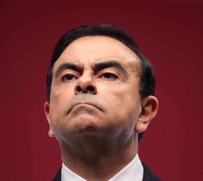 Carlos Ghosn dimite como presidente de Renault y salva la alianza con Nissan