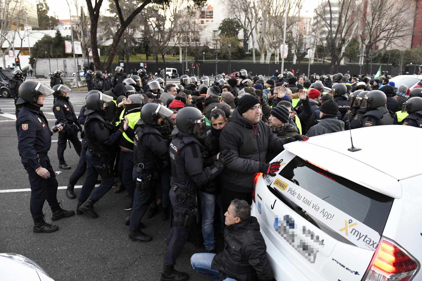 Antidisturbios desalojando a taxistas en la Castellana.