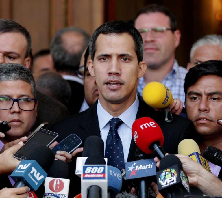La Fiscalía de Maduro pide bloquear las cuentas de Guaidó y le impide salir de Venezuela