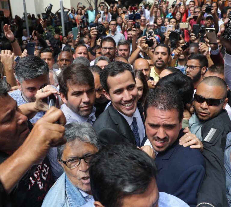 Guaidó llama a elecciones y pide a los militares que "se pongan del lado de Venezuela"