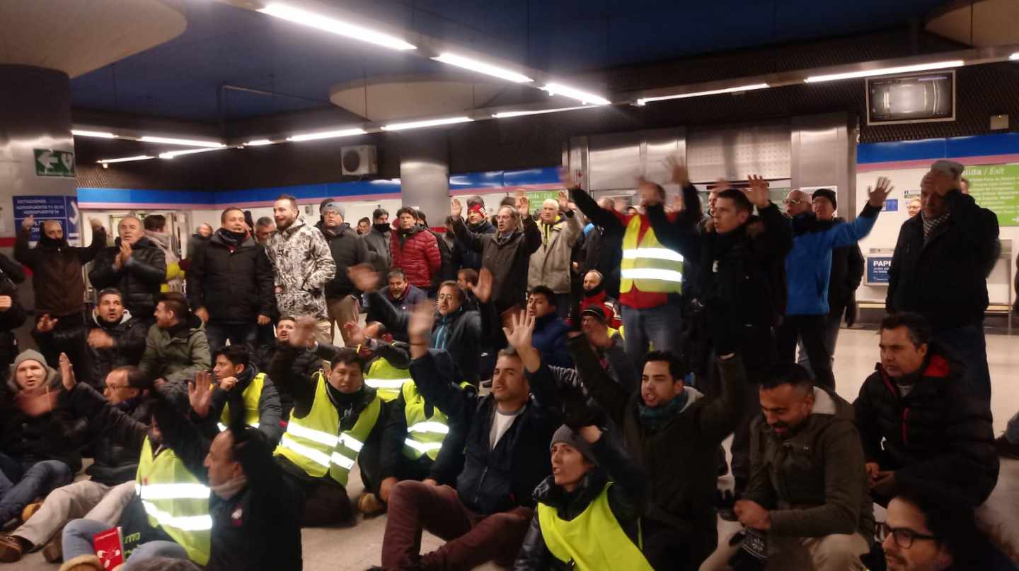 Protesta de los taxistas en la estación de Metro de Campo de las Naciones, en el parque ferial de Madrid donde se celebra Fitur.