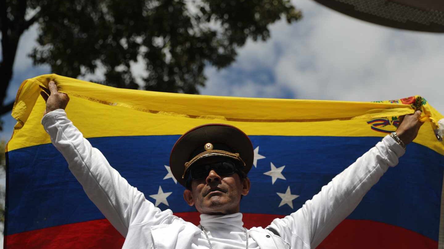 Un simpatizante de Guaidó, en un guiño a los militares, en una concentración en Caracas.