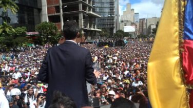 Juan Guaidó reta a Maduro y jura como presidente de Venezuela