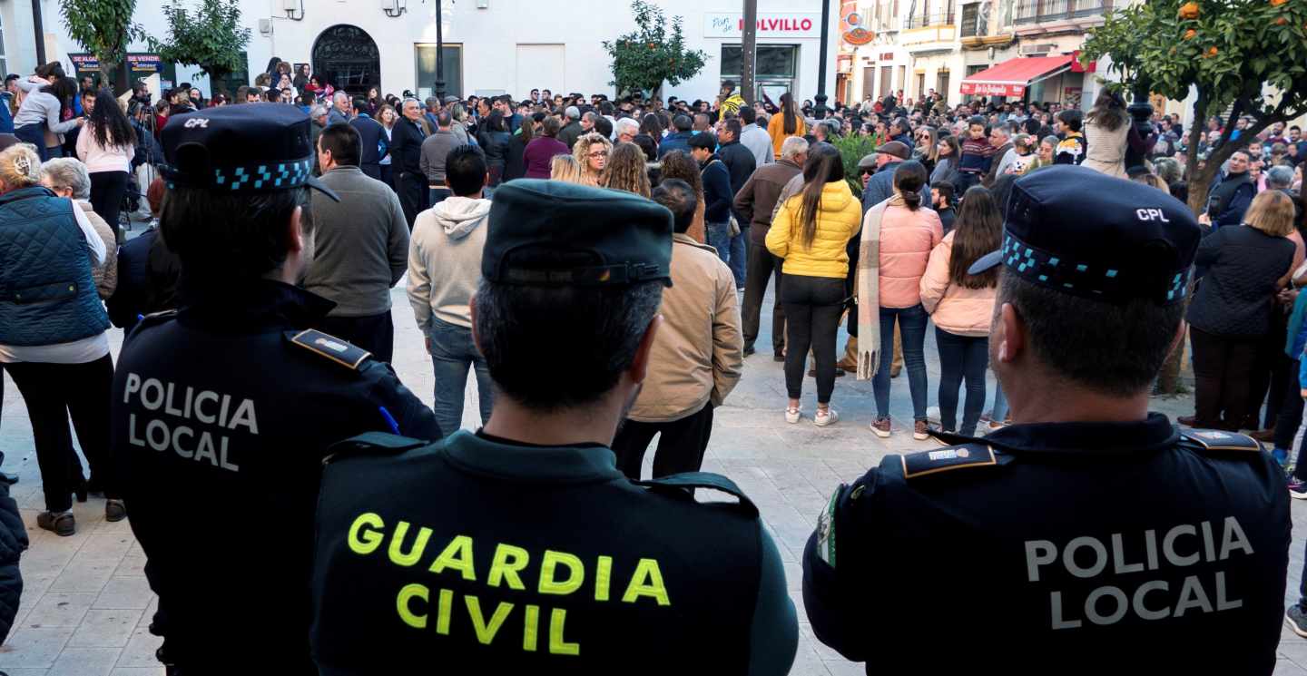 Agentes de la Guardia Civil vigilan la manifestación convocada este lunes en Casariche (Sevilla).