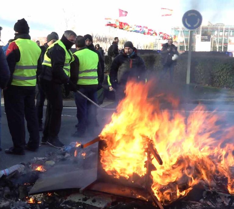 Los taxistas en Fitur: "Igual que apoyamos el 155, que se cumpla la ley con los VTC"