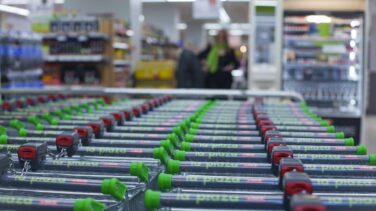 La cesta de la compra del confinamiento: harina, chocolate, snacks y cerveza, lo que más crece