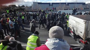 Cargas policiales contra los taxistas en Madrid para desbloquear la M-40