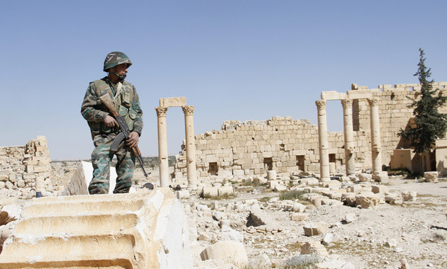 Un soldado sobre las ruinas del complejo arqueológico de Parmira, en Siria