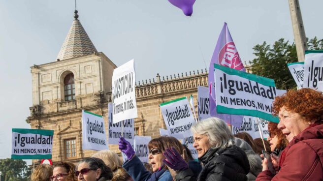 Feminismo al grito de "fuera fascistas" en las puertas del Parlamento andaluz