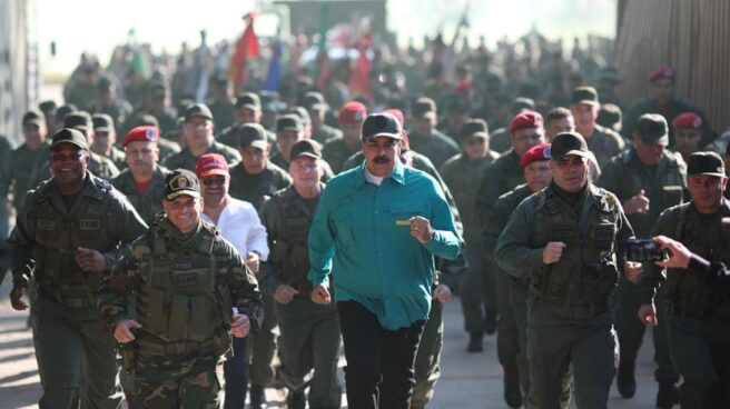 Nicolás Maduro responde con músculo militar a Juan Guaidó