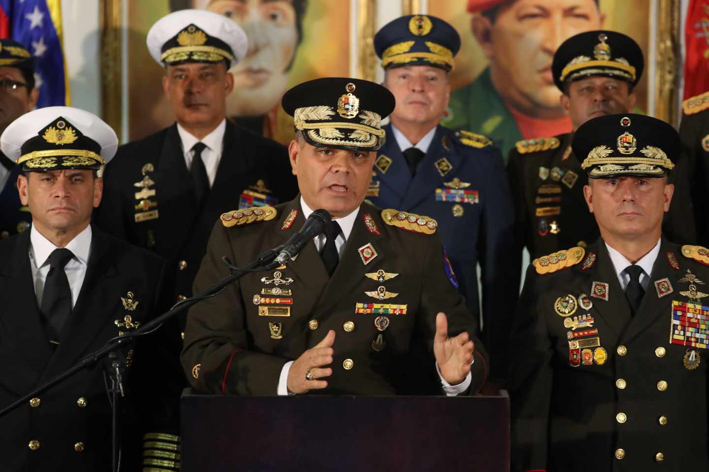 El ministro de Defensa, Vladimir Padrino, junto a generales chavistas durante una rueda de prensa en Caracas.