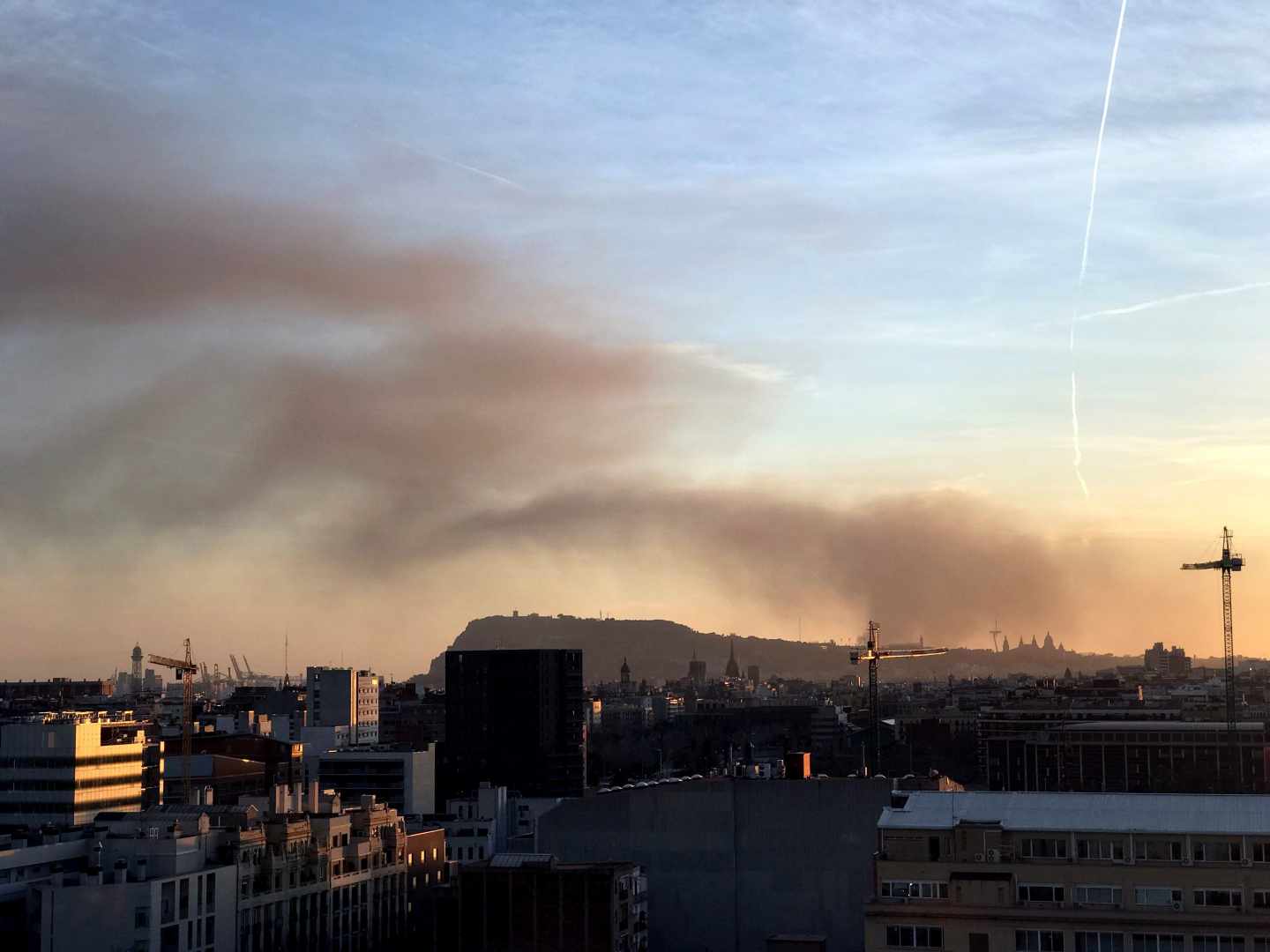 Un incendio afecta al museo de Seat de la Zona Franca de Barcelona